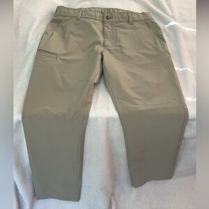 Men’s relaxed fit Carhartt cargo pants